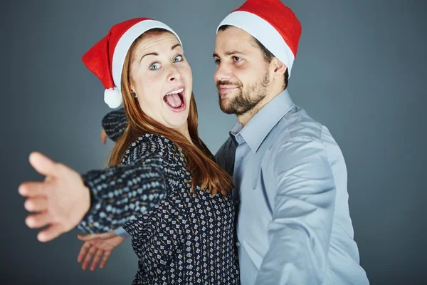 Glückliches Paar umarmt und liebt Weihnachten — Stockfoto