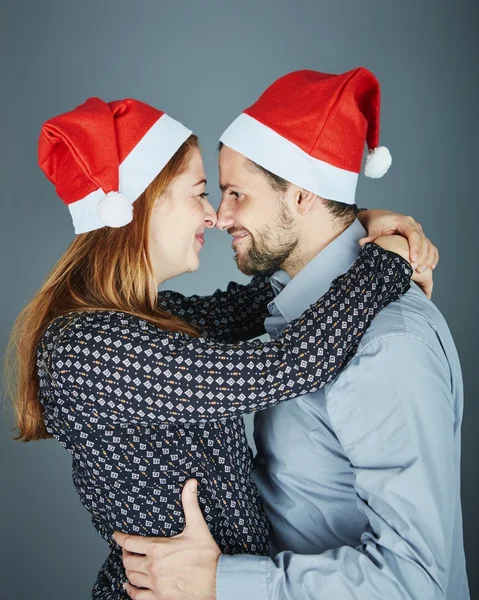 Abraço casal feliz e amor natal — Fotografia de Stock