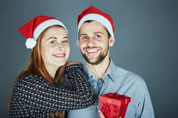 Coppia è felice con il regalo per Natale — Foto Stock