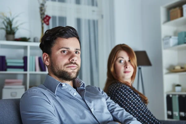 Modernes junges Paar irritiert über Weihnachten — Stockfoto