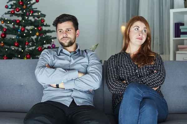 Genç modern çift Noel'in tahriş