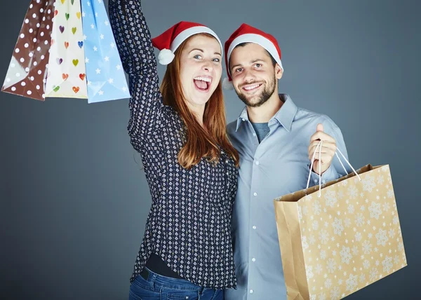 Casal tem alguns sacos de presente — Fotografia de Stock