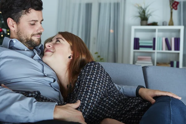 Unga lyckliga paret kram på soffa — Stockfoto