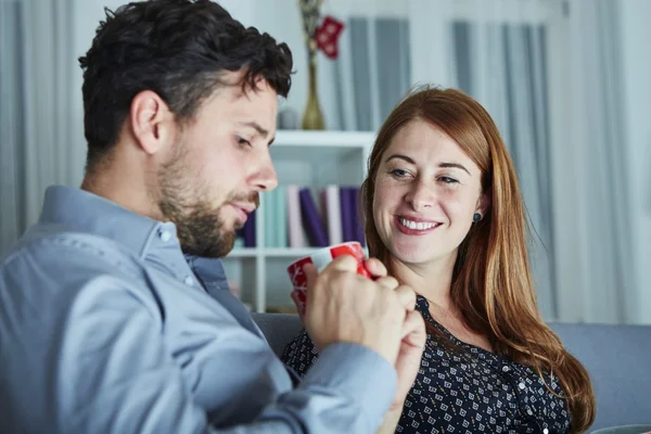 Pareja disfrutando caliente tee o café — Foto de Stock