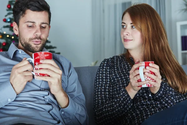 Paar genießt heißen Tee oder Kaffee — Stockfoto