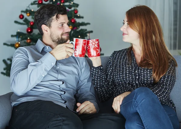 Par njuter av varma tee eller kaffe — Stockfoto