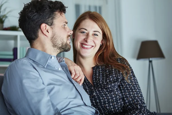 Navidad pareja es feliz y reír —  Fotos de Stock