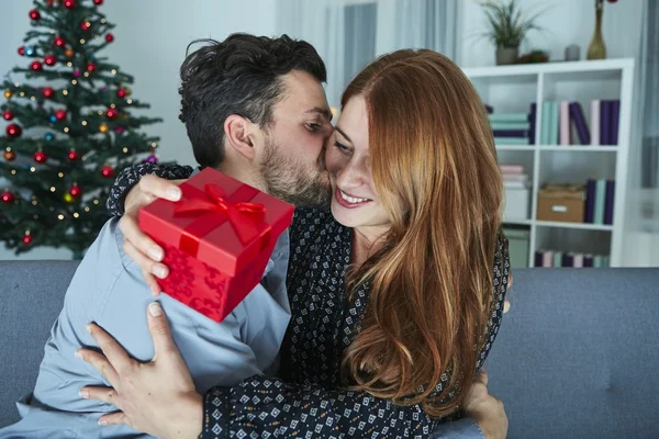 Joven pareja es feliz con regalo para la Navidad — Foto de Stock