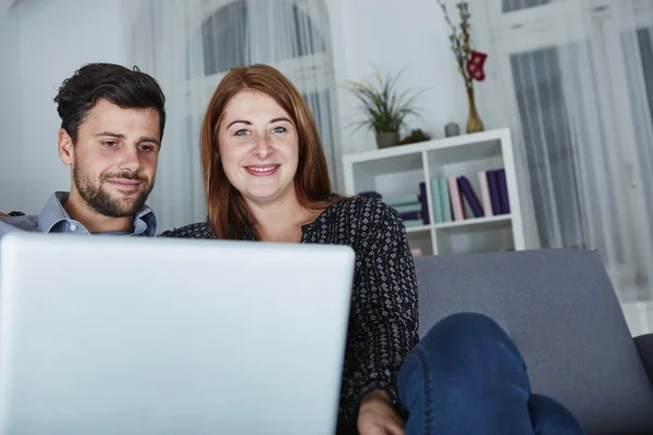 Feliz pareja mira en el ordenador portátil PC para Navidad — Foto de Stock