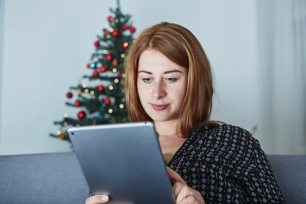 Menina está surfando com laptop no Natal Fotos De Bancos De Imagens