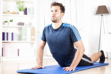Basın yukarı Egzersiz Fitness mat yapan erkek uygun