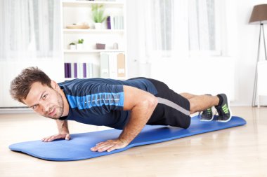 Gönderme yapan yakışıklı erkek Ups evde