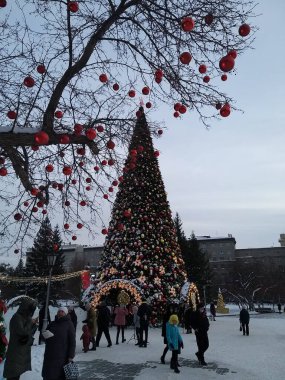 Novosibirsk 'teki Opera Binası' nın yanındaki zarif Noel ağacı.