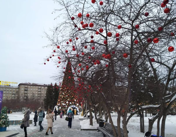 Червоні Різдвяні Кульки Дереві Велика Ялинка — стокове фото