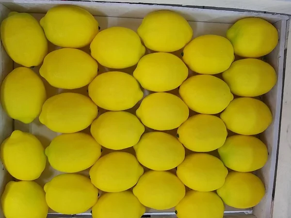 Citrons Jaunes Mûrs Dans Une Boîte — Photo