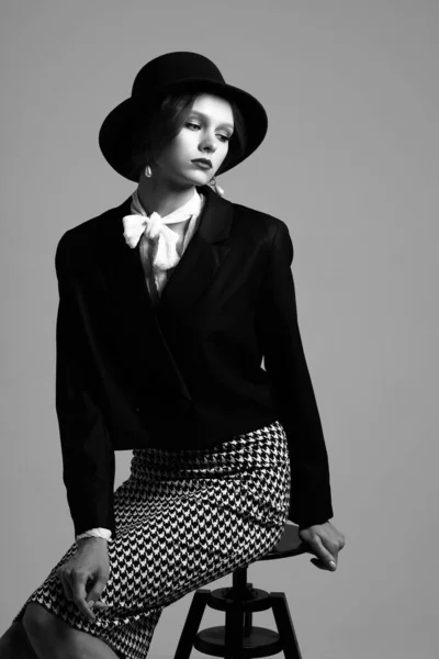 Modelo bonito mulheres adulto posando xadrez feminino vintage senhora  retrato jovem beleza atraente preto estilo antigo estratégia vestido branco  pessoa moda jogo