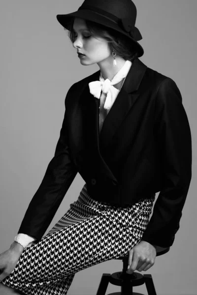 レトロな外観のエレガントな女性の高ファッションの肖像画 黒と白の画像 ジャケット スカート — ストック写真