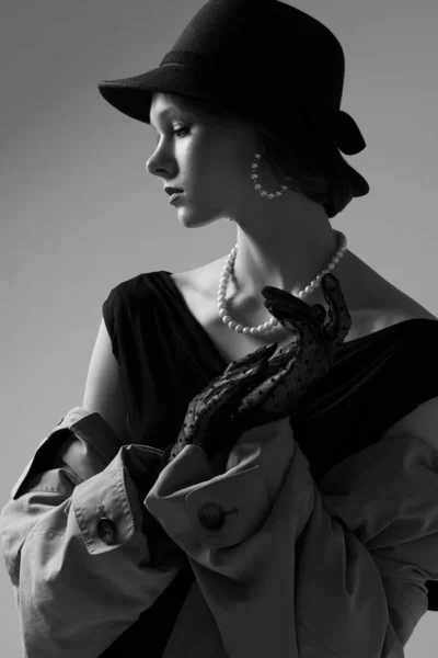 レトロな外観のエレガントな女性の高ファッションの肖像画 黒と白の画像 ドレス コート ネックレス — ストック写真