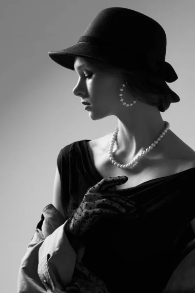 Портрет Элегантной Женщины Ретро Стиле Черно Белое Изображение Шляпа Платье — стоковое фото