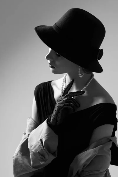 Υψηλής Μόδας Πορτρέτο Της Κομψής Γυναίκας Ρετρό Εμφάνιση Ασπρόμαυρη Εικόνα — Φωτογραφία Αρχείου
