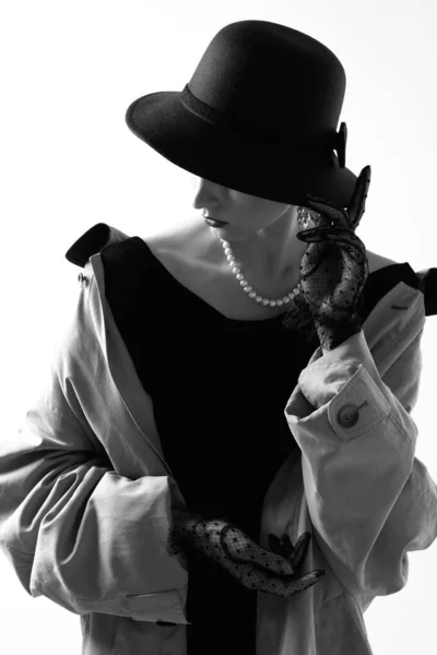 レトロな外観のエレガントな女性の高ファッションの肖像画 黒と白の画像 ドレス コート ネックレス — ストック写真