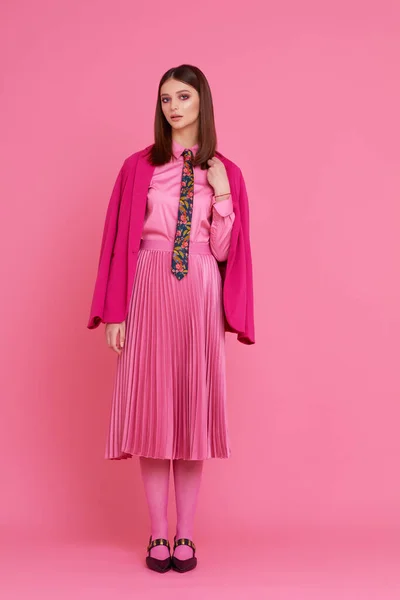 Model Fashion Dalam Jaket Magenta Rok Merah Muda Dan Kemeja — Stok Foto