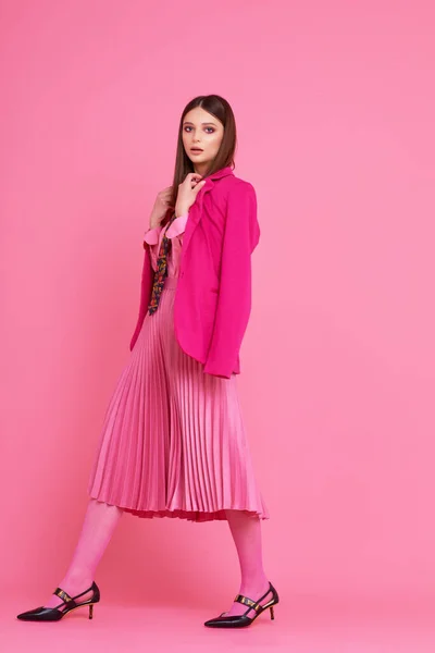 Modella Giacca Magenta Gonna Rosa Camicia Studio Girato — Foto Stock