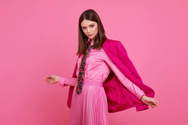マゼンタジャケット ピンクのスカートとシャツのファッションモデル スタジオショット — ストック写真