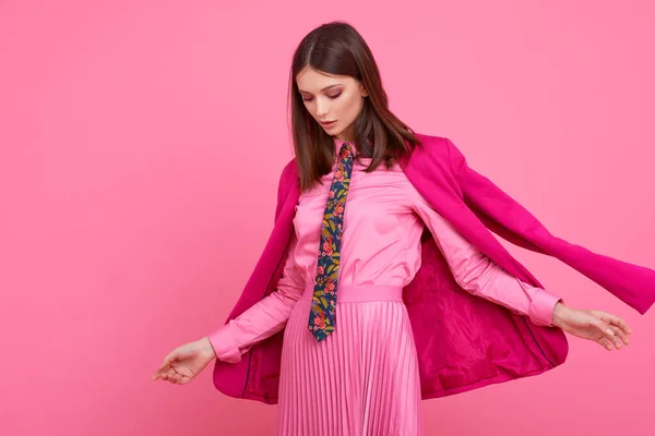 Modelka Kurtce Magenta Różowej Spódnicy Koszuli Zdjęcia Studyjne — Zdjęcie stockowe