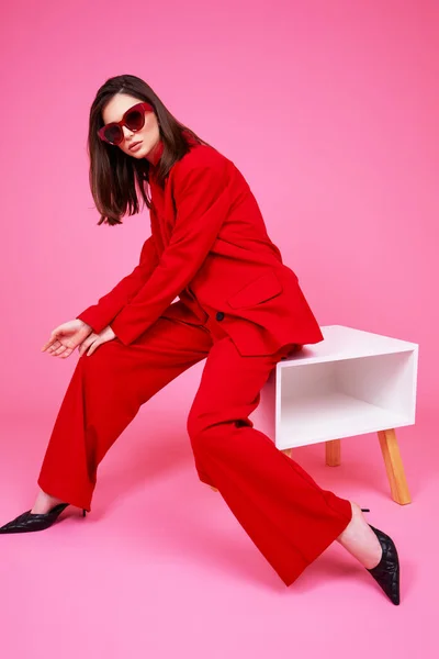 Modelo Moda Terno Vermelho Óculos Sol Estúdio — Fotografia de Stock