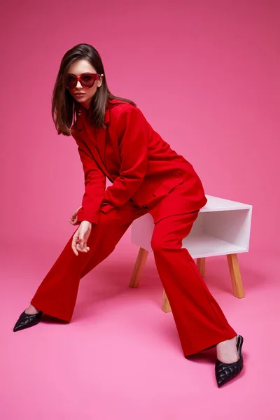 Modelo Moda Terno Vermelho Óculos Sol Estúdio — Fotografia de Stock