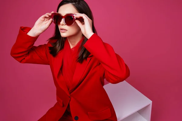 Model Fashion Dengan Setelan Merah Dan Kacamata Hitam Rekaman Studio — Stok Foto