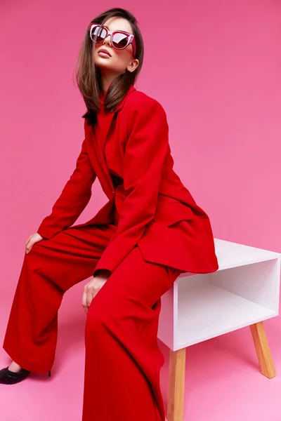 Modelo Moda Terno Vermelho Óculos Sol Estúdio — Fotografia de Stock