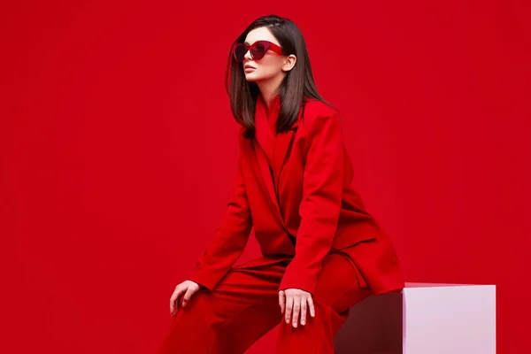 Model Fashion Dengan Setelan Merah Dan Kacamata Hitam Rekaman Studio — Stok Foto