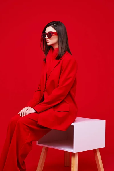 Model Fashion Dengan Setelan Merah Dan Kacamata Hitam Rekaman Studio — Stok Foto