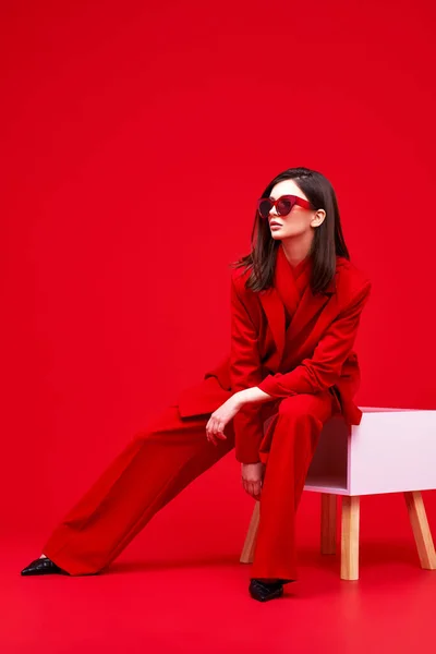 Model Fashion Dengan Setelan Merah Dan Kacamata Hitam Rekaman Studio — Stok Foto