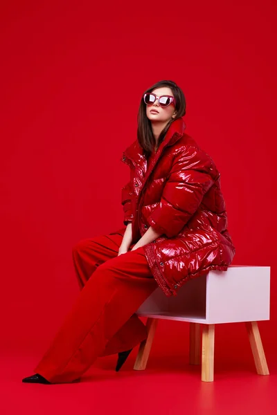 Model Fashion Dalam Setelan Merah Jaket Bawah Dan Kacamata Hitam — Stok Foto