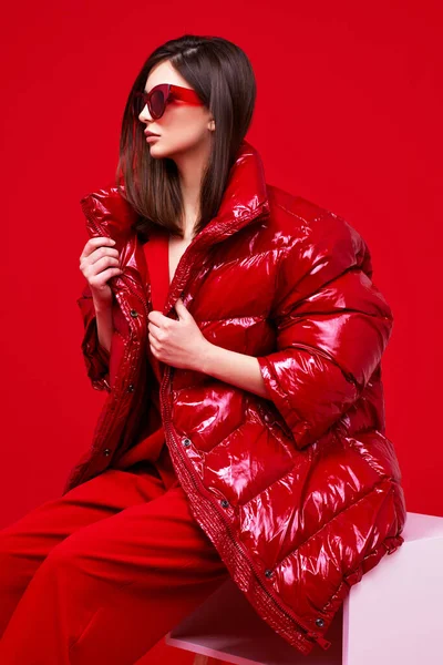 Modelo Moda Traje Rojo Chaqueta Gafas Sol Captura Estudio — Foto de Stock