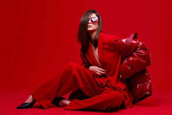 Model Fashion Dalam Setelan Merah Jaket Bawah Dan Kacamata Hitam — Stok Foto