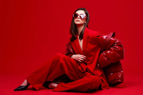 Modelo Moda Traje Rojo Chaqueta Gafas Sol Captura Estudio — Foto de Stock