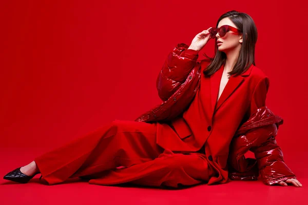 Model Fashion Dalam Setelan Merah Jaket Bawah Dan Kacamata Hitam — Stok Foto