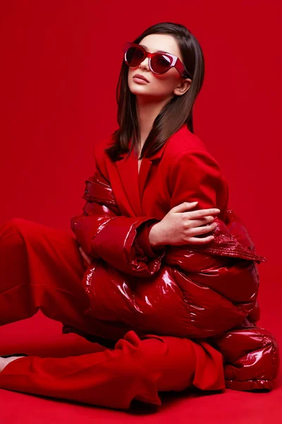 Model Fashion Dalam Setelan Merah Jaket Bawah Dan Kacamata Hitam — Stok Foto