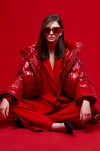 Modèle Mode Costume Rouge Doudoune Lunettes Soleil Plan Studio — Photo