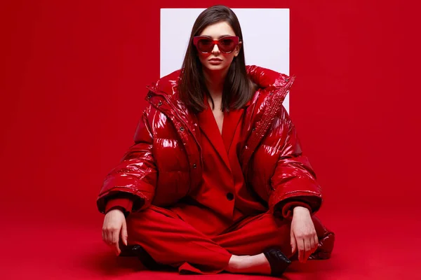 Modelo Moda Traje Rojo Chaqueta Gafas Sol Captura Estudio — Foto de Stock