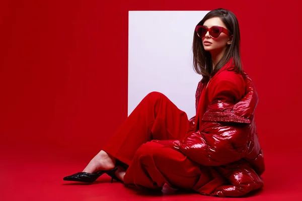 Mode Modell Röd Kostym Dunjacka Och Solglasögon Studioinspelning — Stockfoto