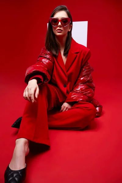 Μοντέλα Μόδας Κόκκινο Κοστούμι Κάτω Σακάκι Και Γυαλιά Ηλίου Φωτογραφία — Φωτογραφία Αρχείου