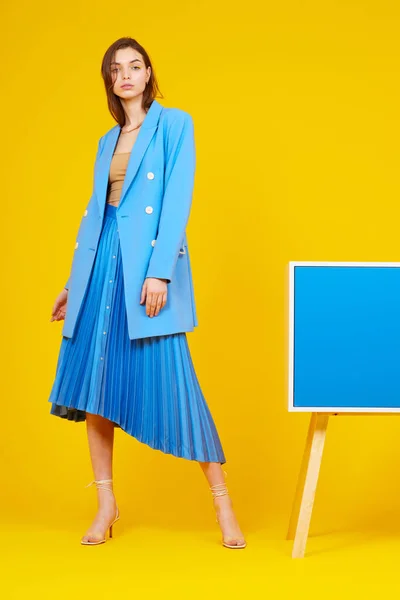 Retrato Alta Moda Mujer Joven Elegante Chaqueta Azul Falda Fondo —  Fotos de Stock