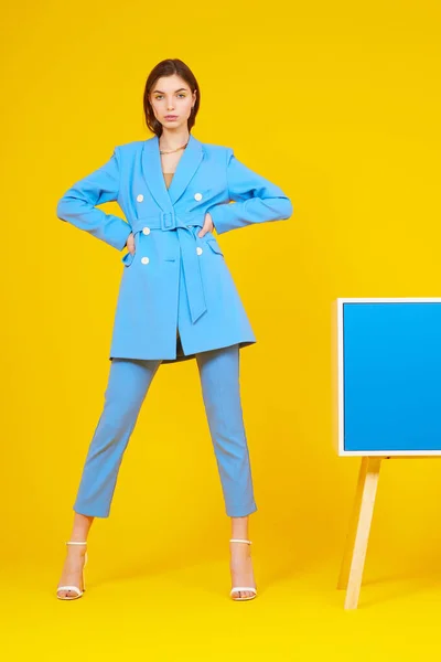 Retrato Alta Moda Jovem Mulher Elegante Terno Azul Fundo Amarelo — Fotografia de Stock