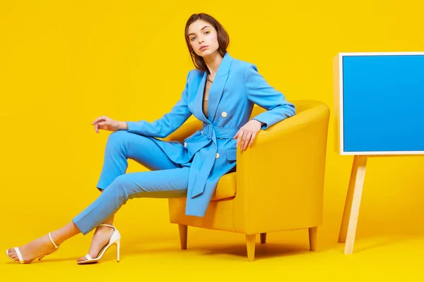 Retrato Alta Moda Mujer Joven Elegante Traje Azul Fondo Amarillo —  Fotos de Stock