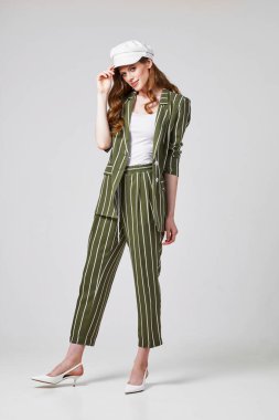 Moda elbisesi içinde zarif bir kadının moda portresi. Stüdyo çekimi.